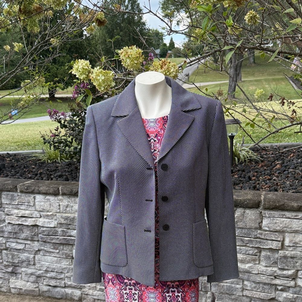NWT 2 piece Pants Suit.  Women's Portofino Blazer and black pants Size 10P